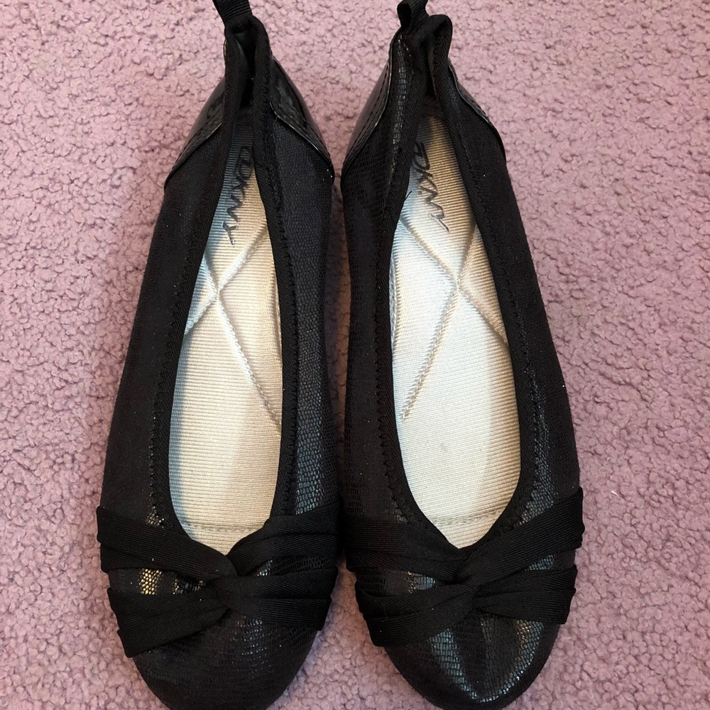 Black DKNY flats